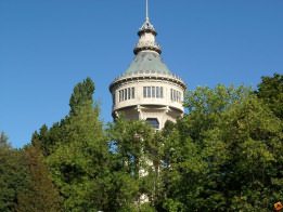 a víztorony a szigeti fák között