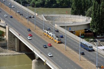 A budapesti Árpád híd a margitszigeti bejáróval Pest felől