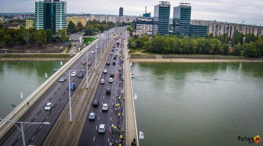 Budapest maratoni futók az Árpád hídon