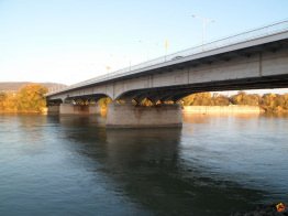 Áprád híd a Margitszigetről fotózva a budai hídrész