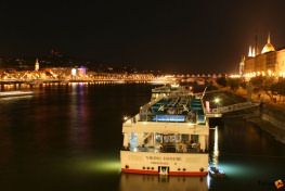Hajó Duna Buda és Pest látképe a Lánchídról