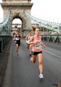 Budapest Futófesztivál futók a Lánchídon
