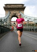 Budapest Futófesztivál futója a hídon