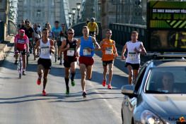 Nike Félmaraton futók  a Lánchídon a felvezető autó mögött