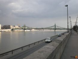 Szabadság híd Budapest látkép a budai rakpartról