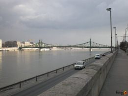 Szabadság híd Budapest látkép a budai rakpartról