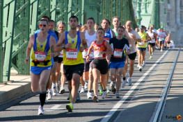 Szabadság híd külföldi futókkal