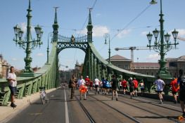 zenészek szurkolnak a futóknak a Szabadság hídon