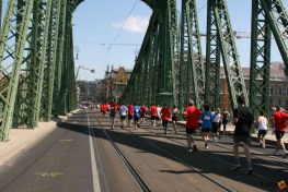 Szabadság híd és a félmaraton futók