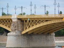 Margit híd talapzat és a hídon levő oszlopok lámpák