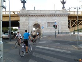 kerékpárosok a Margit híd alatt