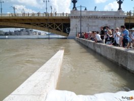 A Duna magas vízállásánál a Margit hídés a budai rakpart