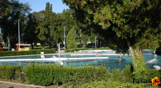 Dagály Strandfürdő úszás a gyógyfürdőben