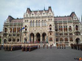 katonák a Kossuth téren augusztus 20-i ünnepségre készülnek  az Országház előtt