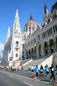 futás a Parlament mellett maraton az Országház körül