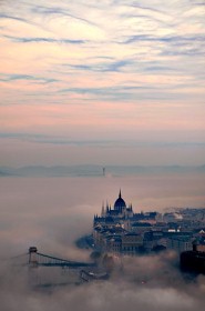 Budapest a hajnali ködben napkeltekor