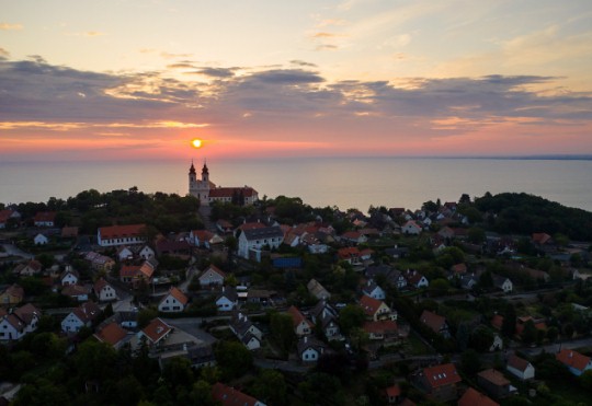 A Tihanyi Bencés Apátság és a Balaton látképe napfelkeltekor