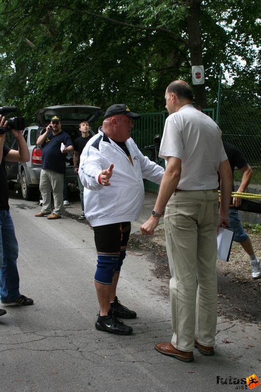 Nick Árpád Guiness rekorder fogával húzza el a bringóhintókat,, Nick Árpád és a rekord kísérlét hitelesítője