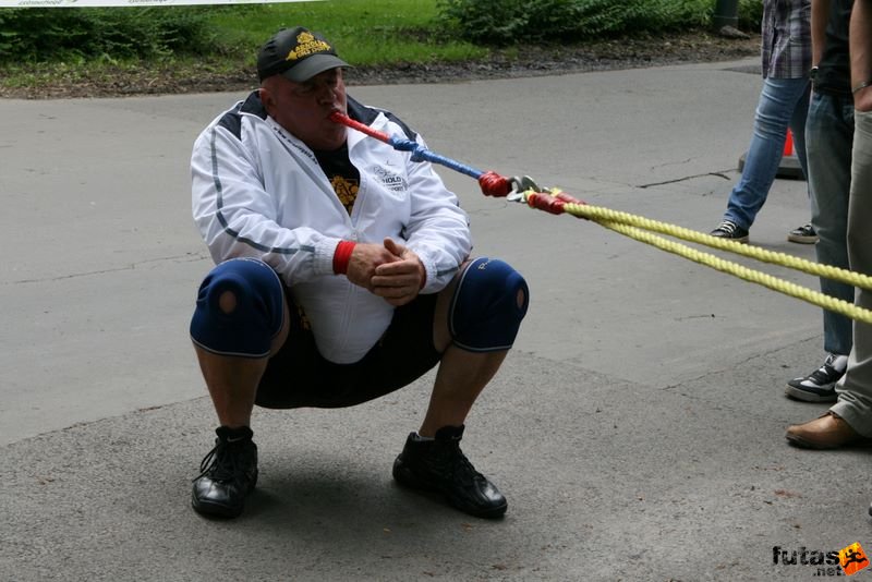 Nick Árpád Guiness rekorder fogával húzza el a bringóhintókat,, Nick Árpád bemelegít