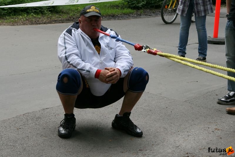 Nick Árpád Guiness rekorder fogával húzza el a bringóhintókat,, felkészülés