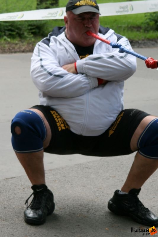 Nick Árpád Guiness rekorder fogával húzza el a bringóhintókat,, Nick Árpád erőember