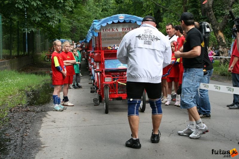 Nick Árpád Guiness rekorder fogával húzza el a bringóhintókat,, bringóhintók most még üresen