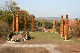 Az aradi vértanúk tiszteletére állított tizennégy emlékoszlop