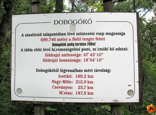 Dobogókõ tájékoztató tábla Dobogókõ magassága 700 méter