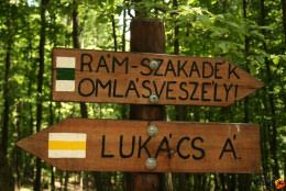 Rám-szakadék omlásveszély és Lukács árok iránymutató táblák a Pilisben