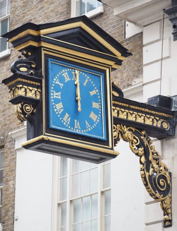 londoni utcai óra mutatja a pontos időt