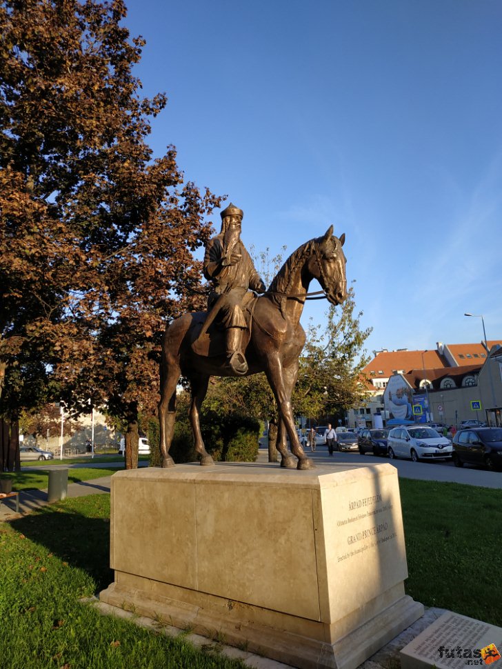 Árpád fejedelem bronz lovasszobra