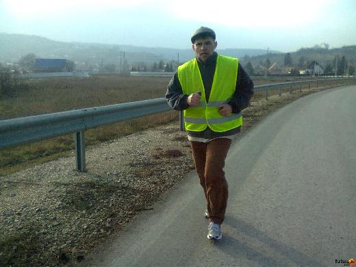 A 25km-es útszakasz háromnegyedén túl.(Az õcsényi bekötõút elején). Mecseki István futás fénykép0262.jpg