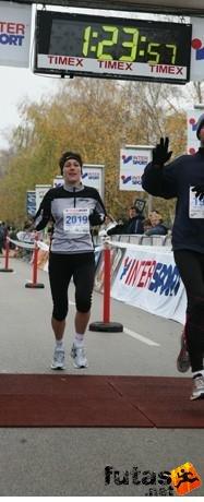 A célban - Balaton Félmaraton 2010 november Makkosné Köves Eszter futás Befutó.JPG