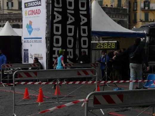 finish photo in Naples Marathon Köcski Réka futás P1040812.JPG