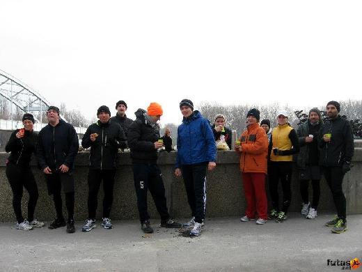a szegedi YT futók egy része a futás után Búrány Árpád futás 734733_10151273924663720_260507521_n.jpg