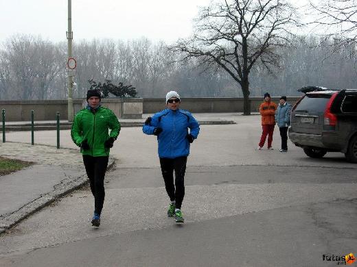Első körben csakis keményen :) Buza Norbert futás 312477_10151273922603720_1916787658_n.jpg