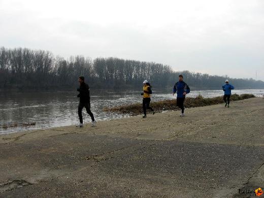 Szeged, Tiszapart Kiss Gábor futás Yt01.jpg
