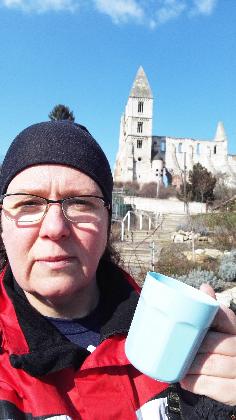 In Zsámbék with my touring teacup. Hajnal Krisztina futás IMG_20180225_120120.jpg