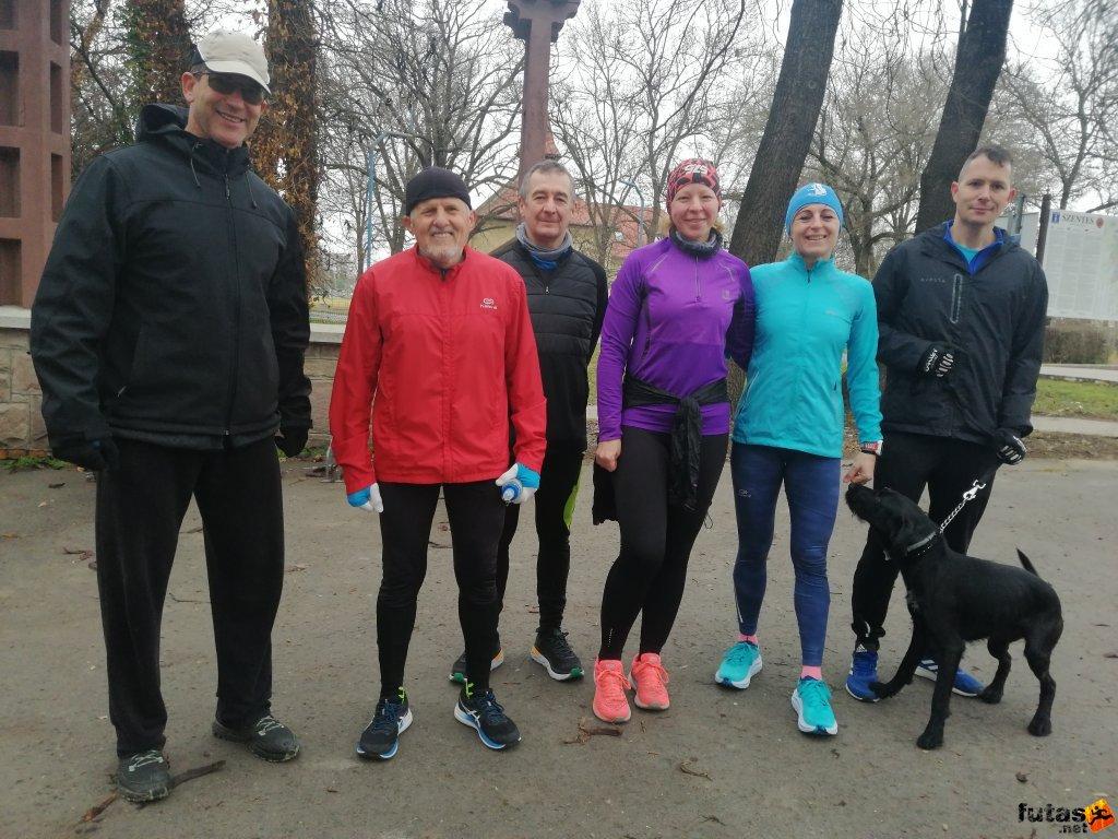 Közössegi futás volt. Volt, aki 21 km-futott.  Dósai-Molnár  Szilcis futó inbound709101771253261954.jpg